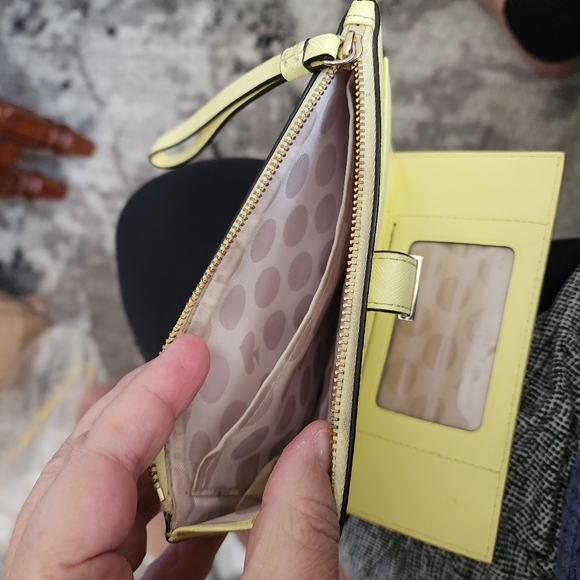 F1 - Bright Yellow Kate Spade Wristlet - Picture 4 of 4